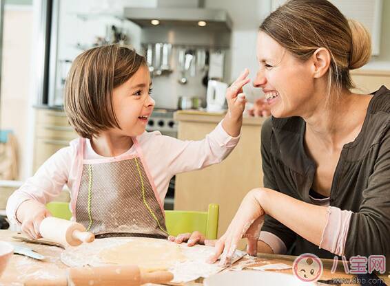 宝宝爱妈妈的表现有哪些 怎么看宝宝喜欢爸爸还是妈妈