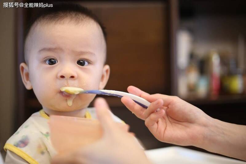 一岁娃能吃大人饭吗？儿科医生：这年龄才可以，早晚都不好