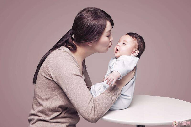 新生儿该怎么抱 外出如何正确抱娃