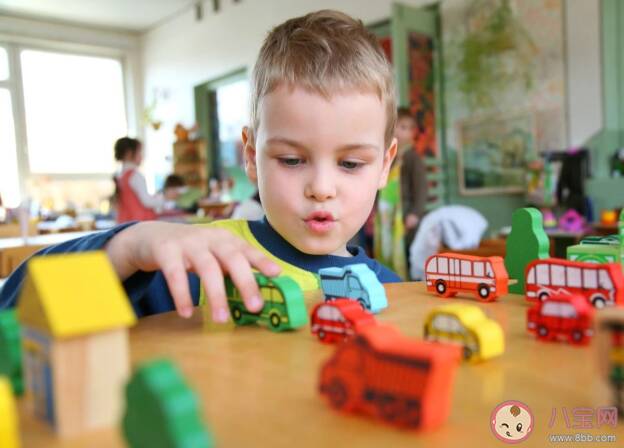 孩子在幼儿园里哭闹着想回家怎么办 宝宝入园最让家长焦虑的五个问题