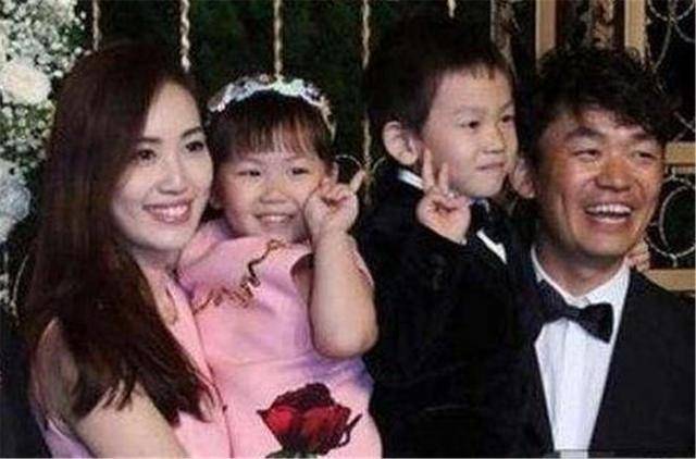 4年过去了，马蓉带女儿，王宝强带儿子，如今2孩子差距太明显