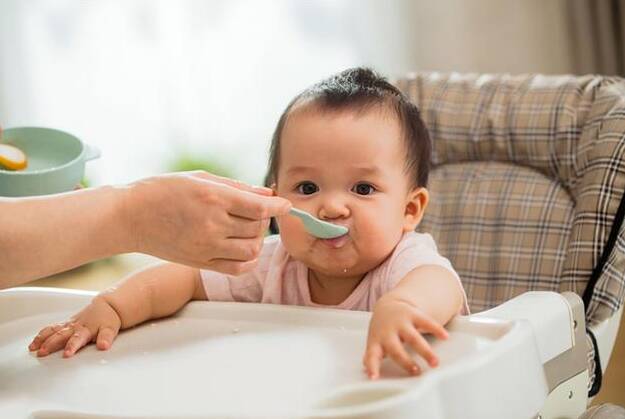 6个月宝宝能添加辅食吗？要根据宝宝的这些信号而定