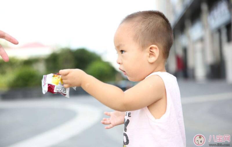 孩子喜欢吃零食怎么帮他纠正 孩子吃零食的习惯不好怎么改