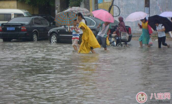 下暴雨小孩要注意什么 下雨天带宝宝外出注意事项大全