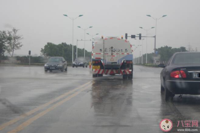 雨天洒水车为什么还要洒水 洒水车洒水的作用是什么