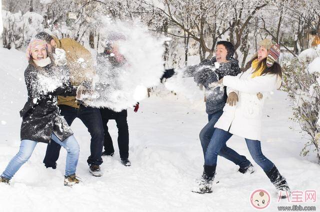 下雪了打雪仗怎么发朋友圈  2022下雪天打雪仗说说朋友圈带图