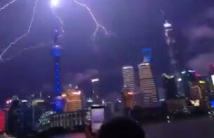 实拍上海暴雨:黑夜中巨大闪电击地,这一幕很恐怖!