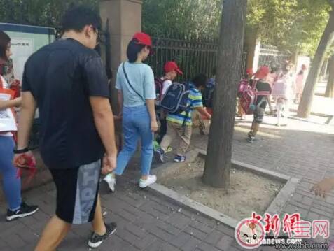 小学放学早家长遇尴尬 孩子放学早怎么接